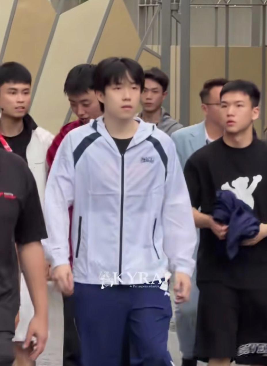 参加晚宴的莎莎和王楚钦，不得不夸一夸新加坡安保，做得真到位。新加坡大满贯