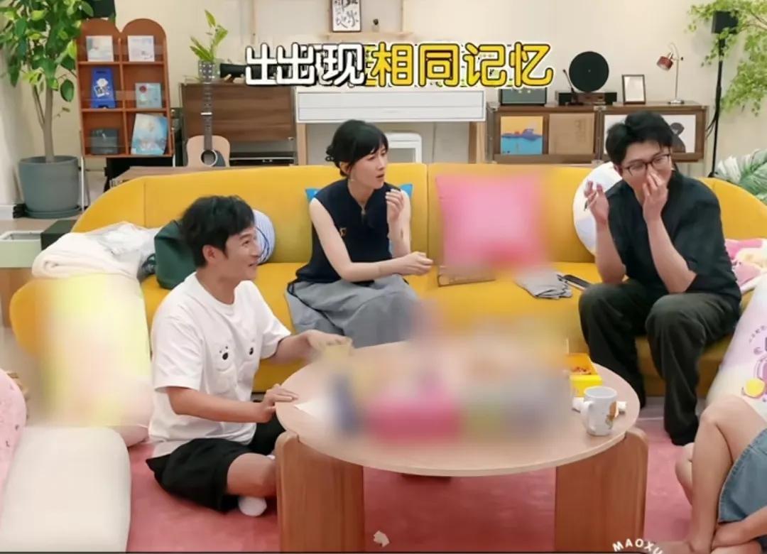 李维嘉记得李雪琴坐秋千没坐稳，直接翻了，李雪琴听到后：“那不是我”，李维嘉拍着大