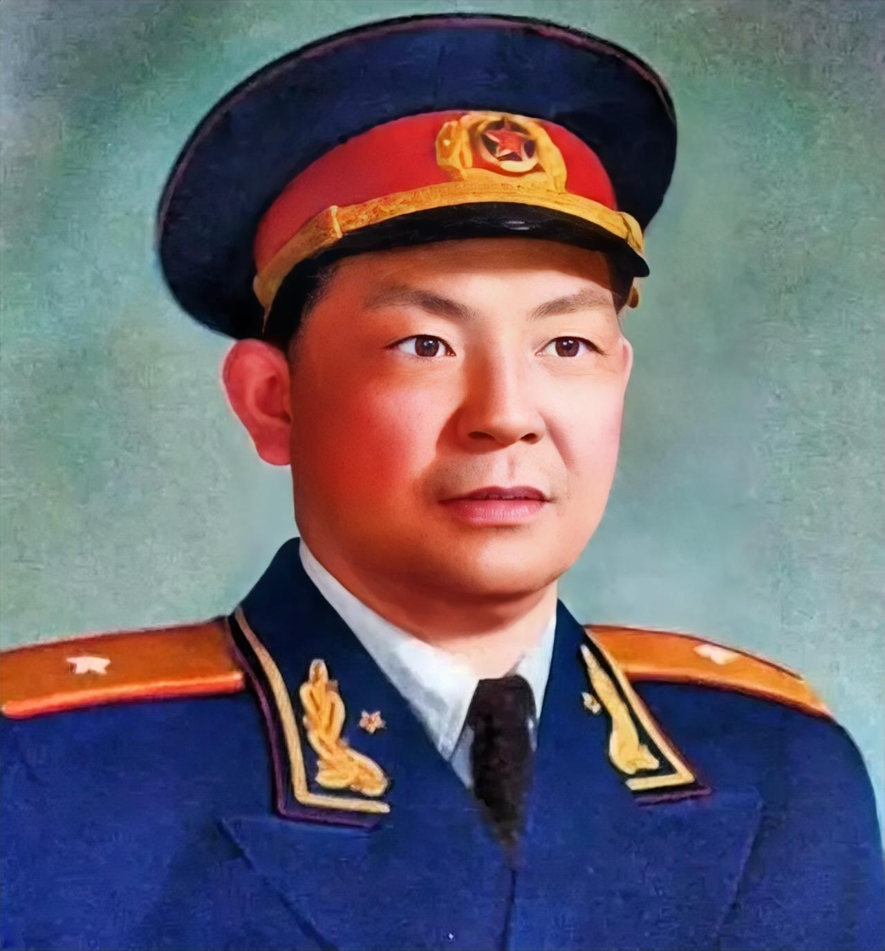 1955年四野王牌副军长仅授少将？8位上将联名为他争军衔，罗帅深自检讨：这是我的