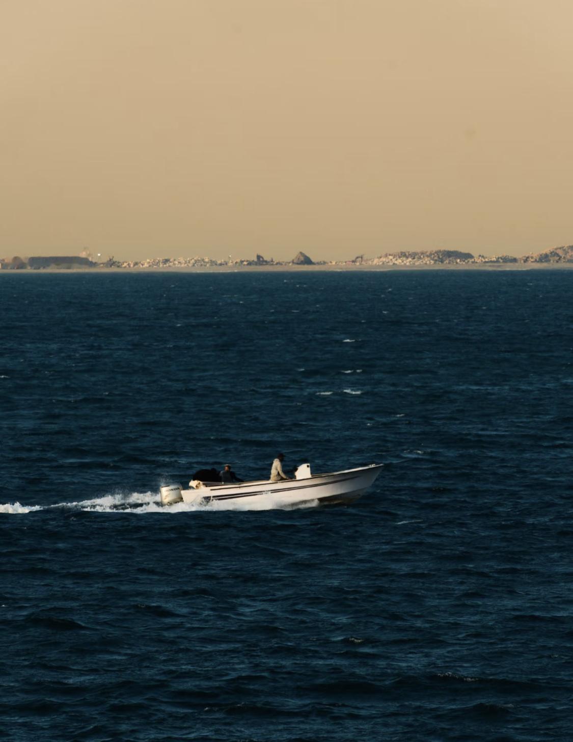 人一定要大量读书！我发现长期读书的人都有一个共性：不急不躁，像水一样，在时光