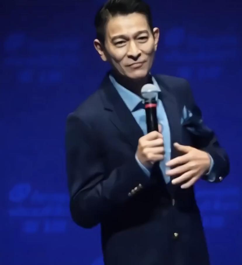 刘德华真是永远的神！最近他现身活动，一身蓝色西装配白色九分裤，清爽利落，完全看