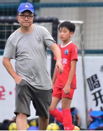 董路说了一段话，听完有点心酸。记者问他：“你为什么转型做教练？”他想了想，说