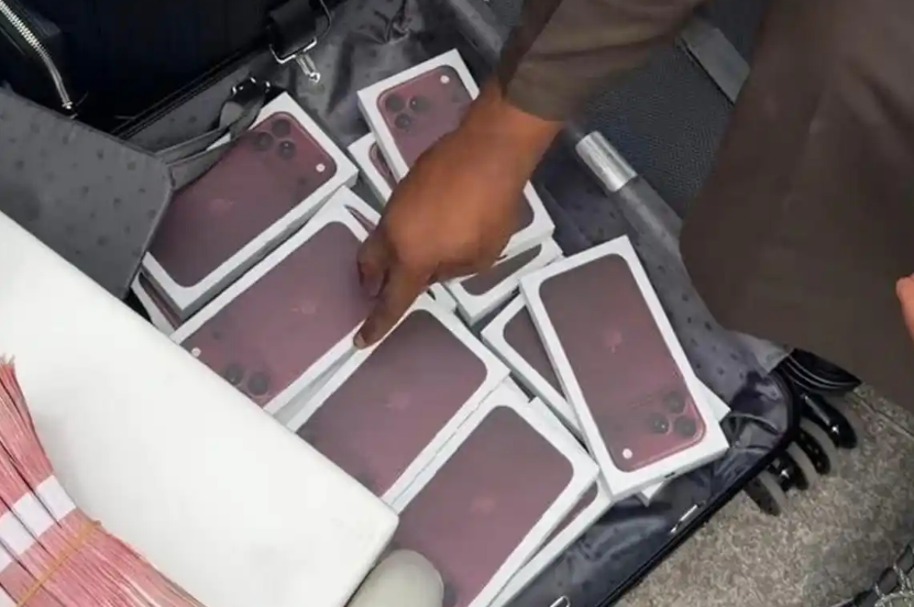 首批iPhone18Pro翻车了，黄牛都不敢收，有人开箱就想退货。有人首发当天加价800找黄牛拿的勃