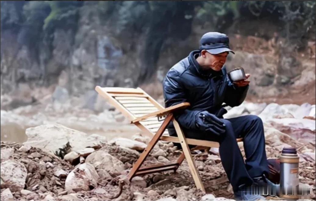 2014年，广西一男子肝癌晚期，他自掏腰包17万修路，却不治病。哪料，修路还差8