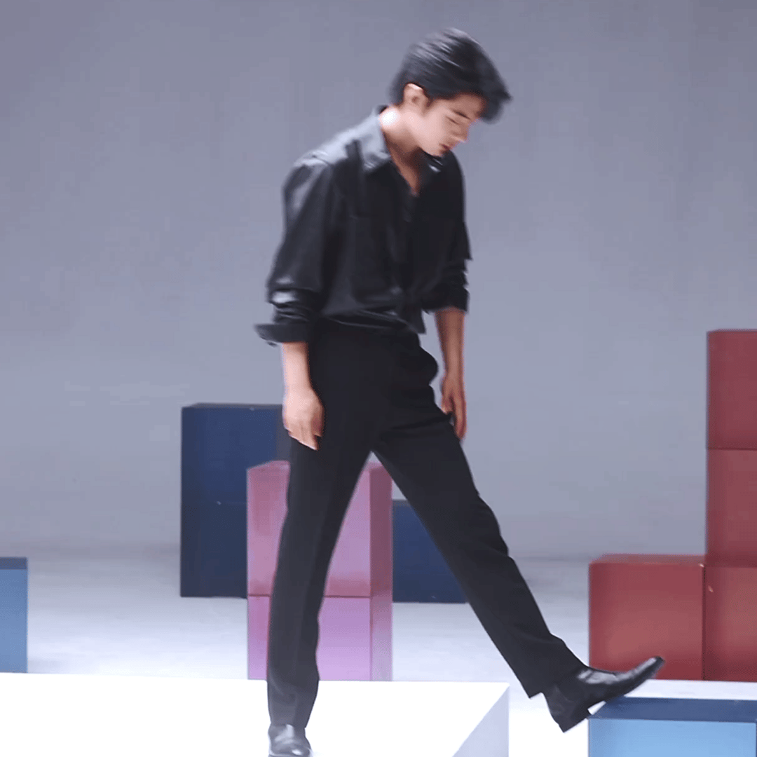 肖战我觉得所有的门都应该你来敲，因为你敲好看啊。