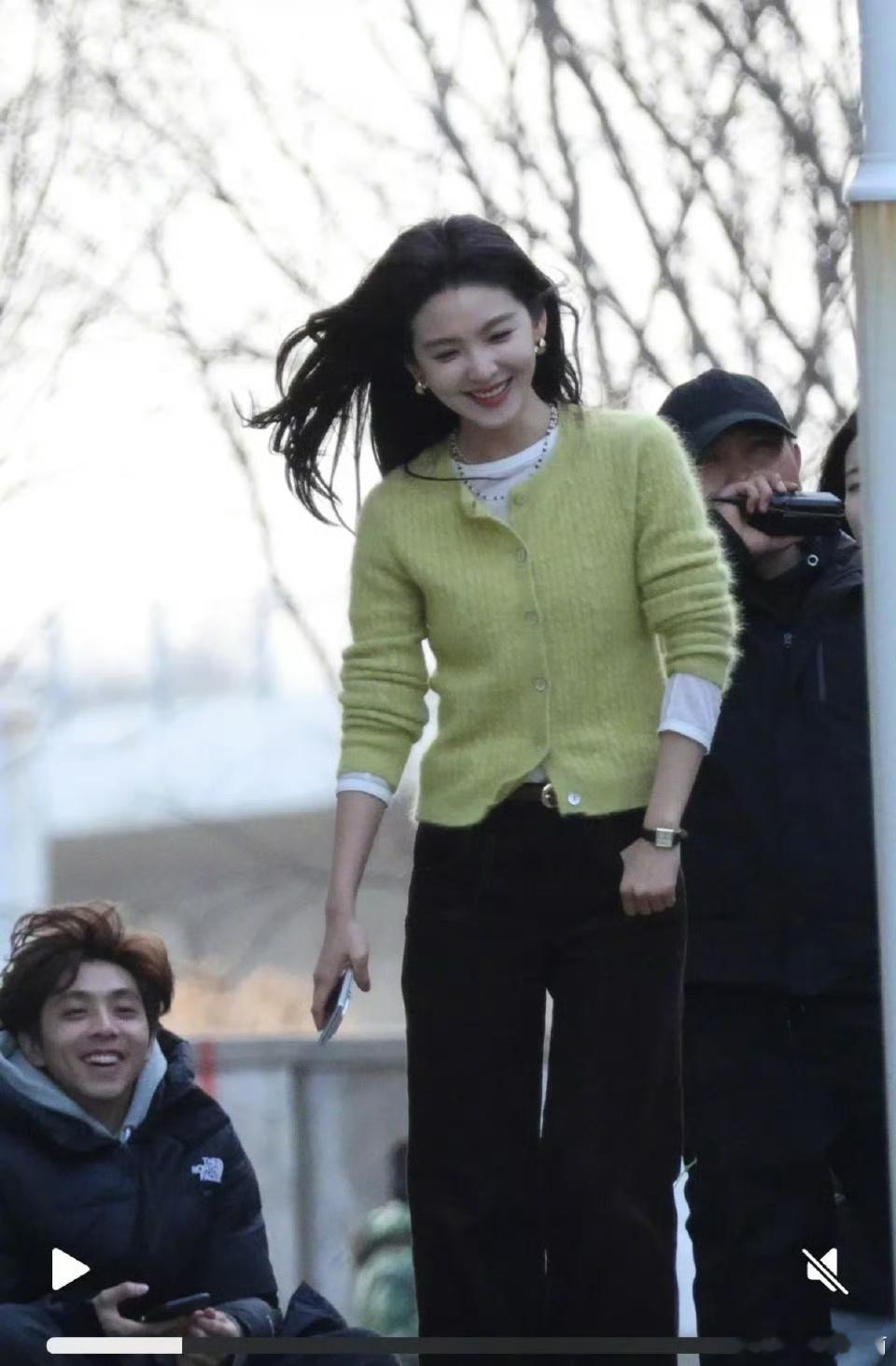 章若楠好漂亮啊！嘟嘴小猫路透，还在撒娇招手👋，美得挪不开眼🫣