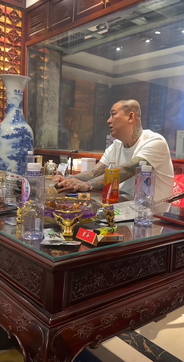 天津大网红，1700万粉丝的天津李四，直接把自己剃成大光头了。他以前出门前呼