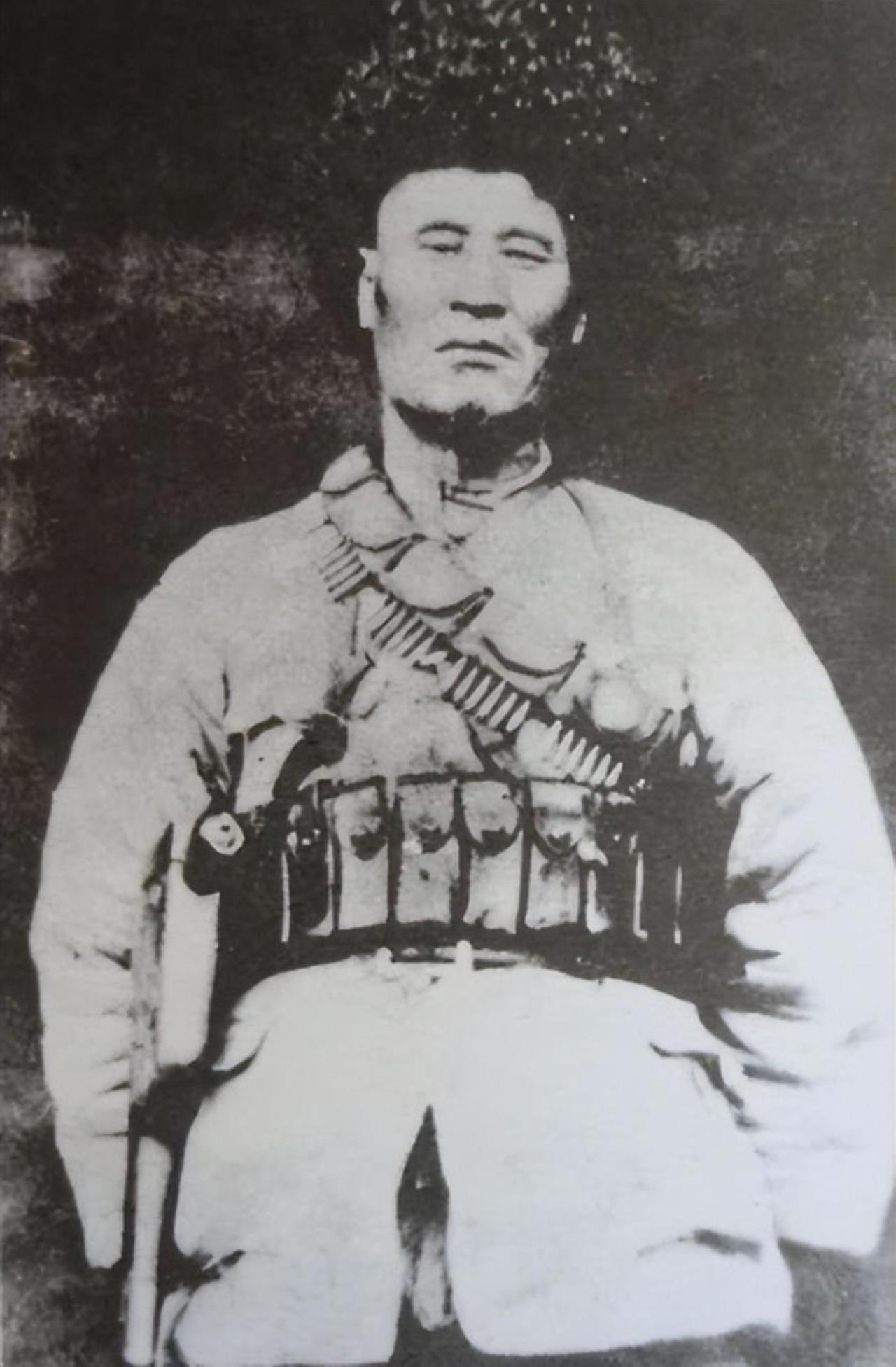 1949年，解放军一军二师骑兵营击毙一个狼狈逃窜的土匪头目，检查尸体时，从其身上