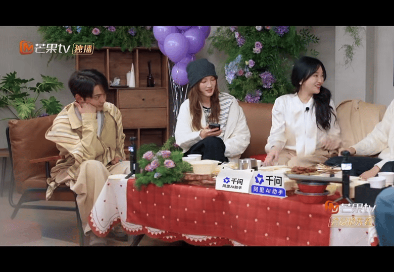 孙丞潇对金莎婚后拍吻戏的反应孙丞潇这波回应简直是“醋坛子里装体面”，嘴上大方支持