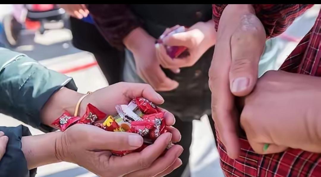 河南，一大妈路过酒店，见门口一对新人正在发喜糖，便猛地冲进人群，伸手去抢，岂料，