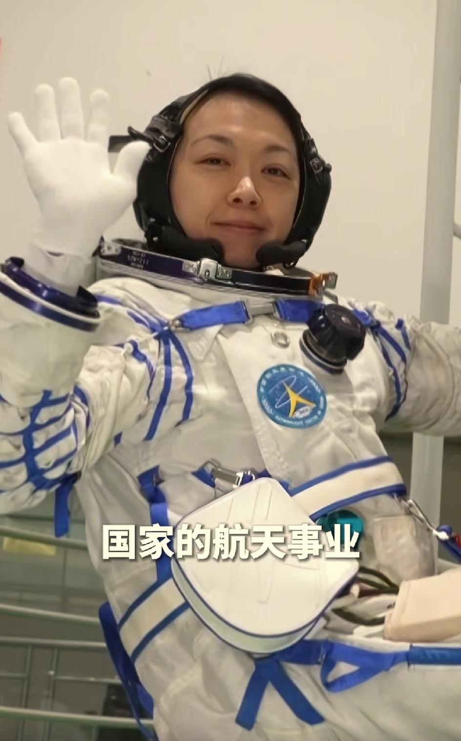 首位香港女航天员黎家盈，登上神舟23号飞船。她还拥有博士学位，还是一位警察，还有