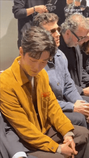 笑死了，肖战眼睛往下一瞥，结果看到TODS老爷爷用的是诺基亚式的翻盖手机，忍不住