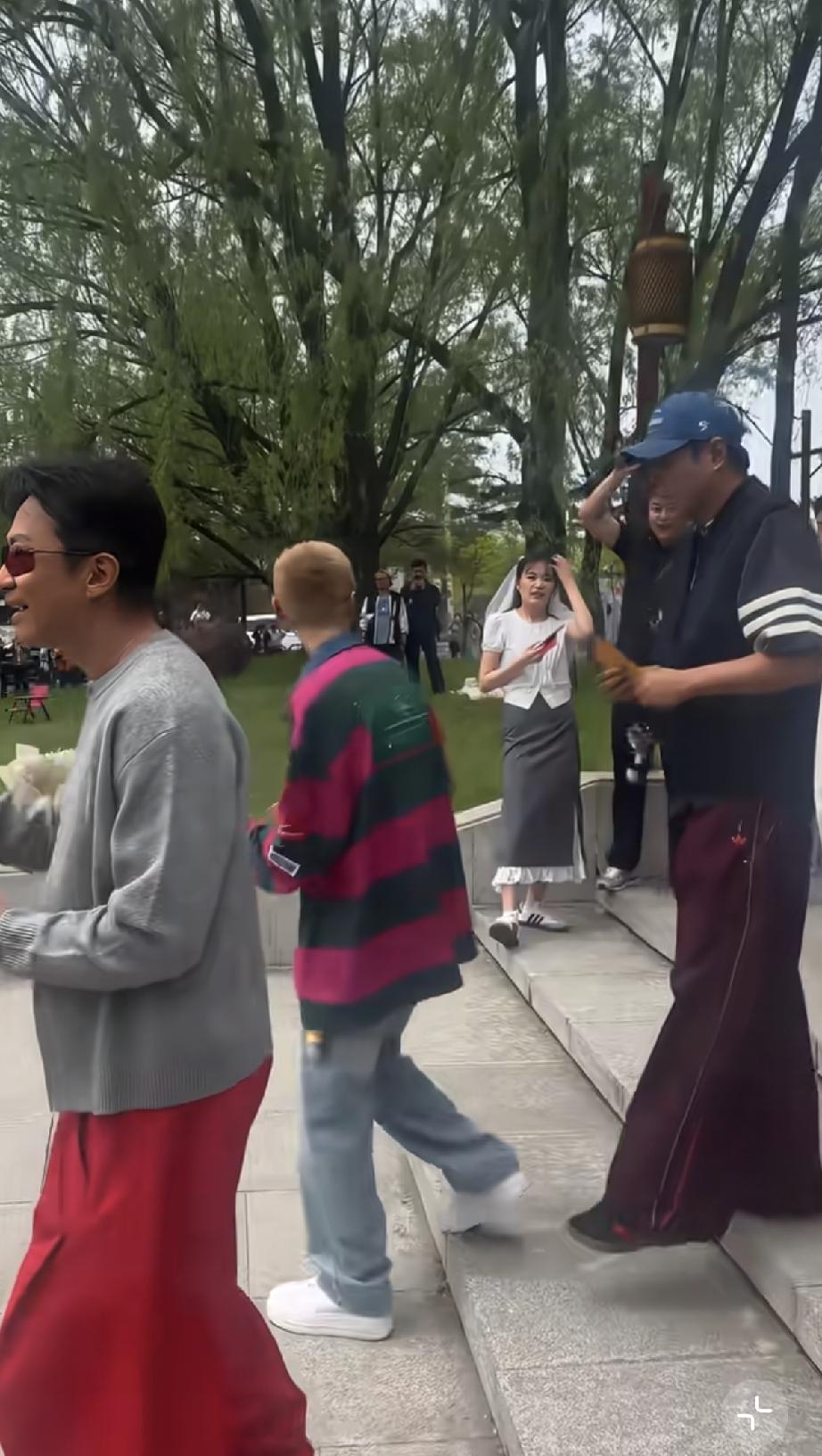 5月20日，鹿晗登陆吉林的长白山录制综艺《五哈》，体态可真不好，弯腰驼背大腿也粗