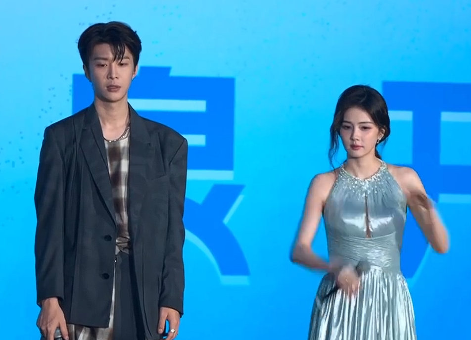 白鹿范丞丞游泳比心蝴蝶结白鹿手忙脚乱范丞丞一脸淡定白鹿范丞丞游泳比心蝴蝶结，