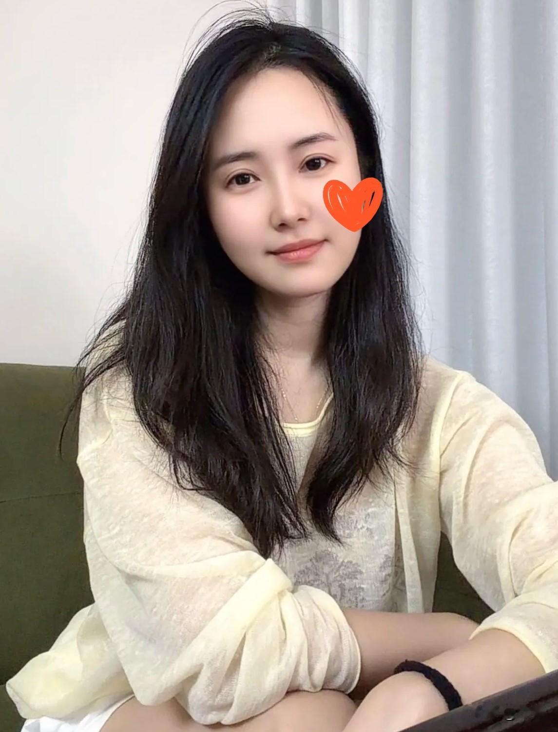 我朋友今年四十，孩子上了大学，半年才回一趟家。六年前，她老公在工地上没的，架子