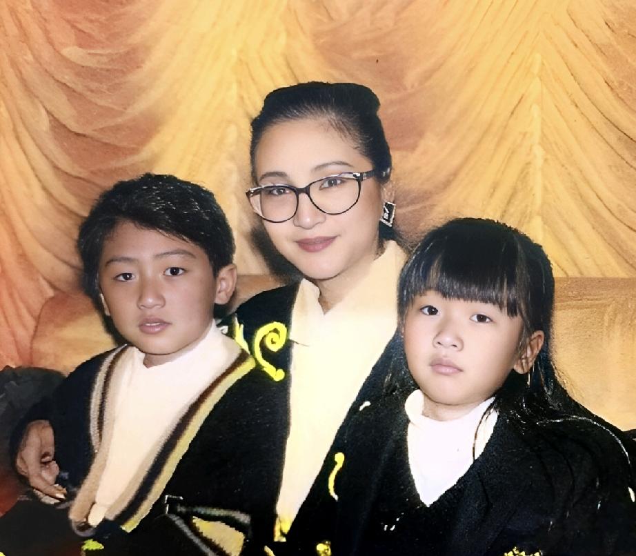 这张照片拍摄于1988年。戴着眼镜的狄波拉和一双儿女同穿亲子装。8岁的谢霆锋