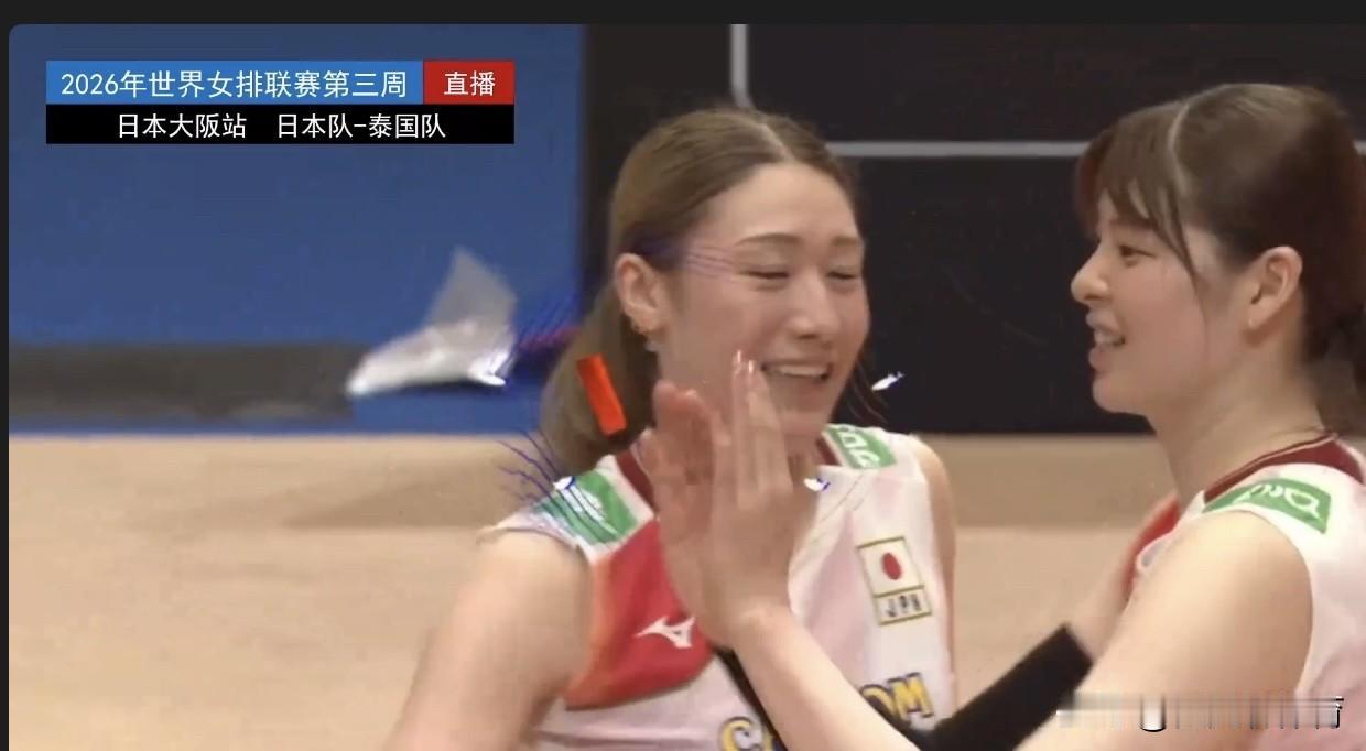 日本女排主场无情欺负亚洲姐妹花泰国女排！第一局泰国女排输得太惨了，边攻手不下球，