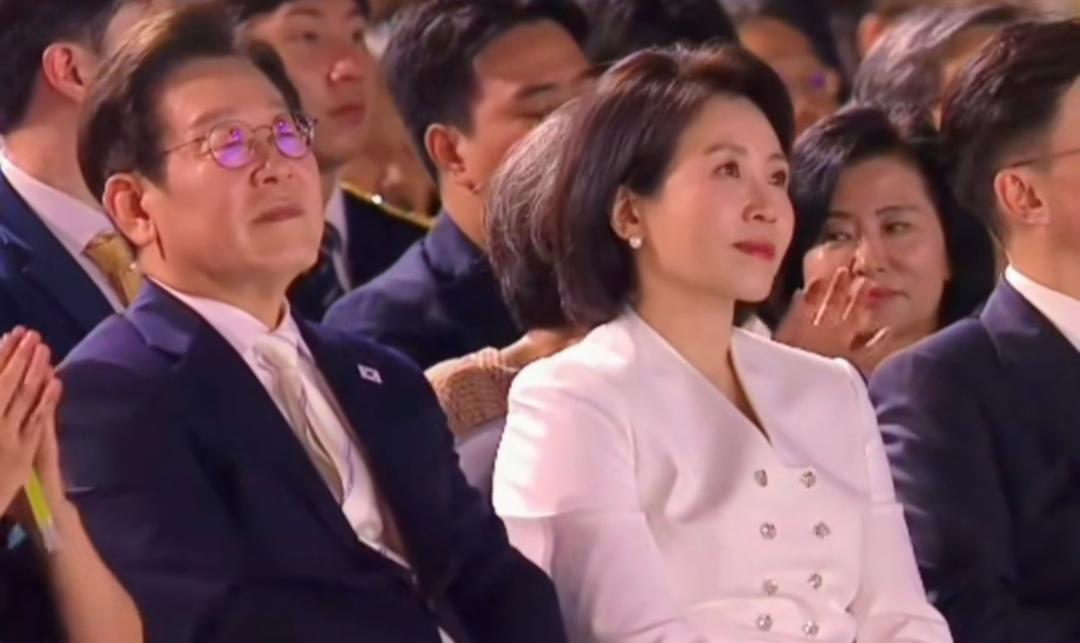 韩国总统李在明，娇妻相伴、妇唱夫随，幸福感满满。倘若日本首相拥有她的颜值和气