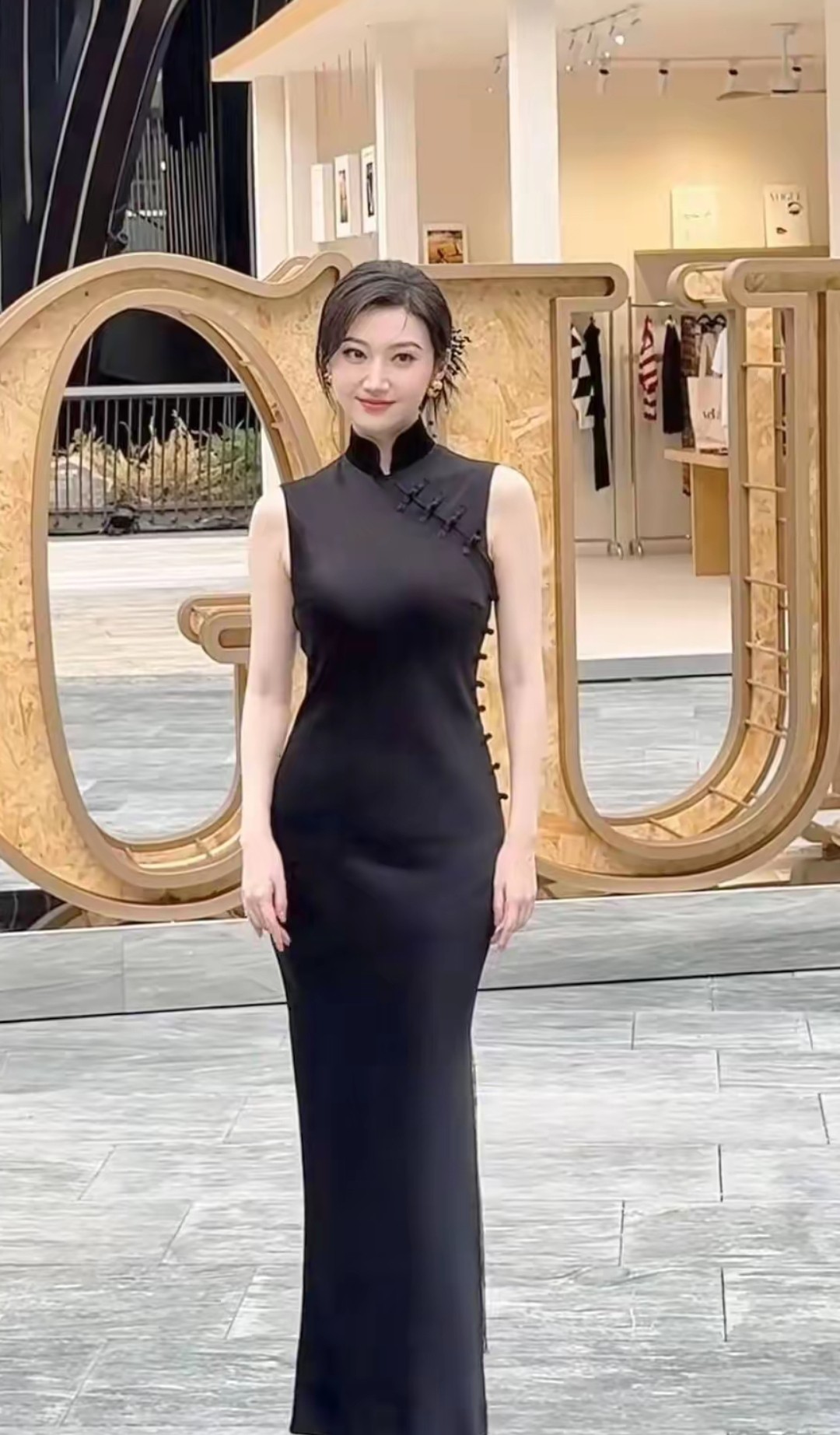 景甜这身旗袍造型再次惊艳众人，将东方古典美诠释得恰到好处。她举手投足间自带的气场