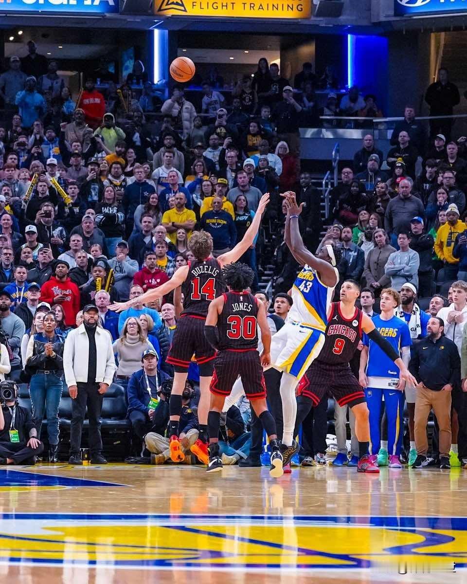 11月30日的NBA常规赛太刺激了！步行者主场103-101险胜公牛，迎来赛