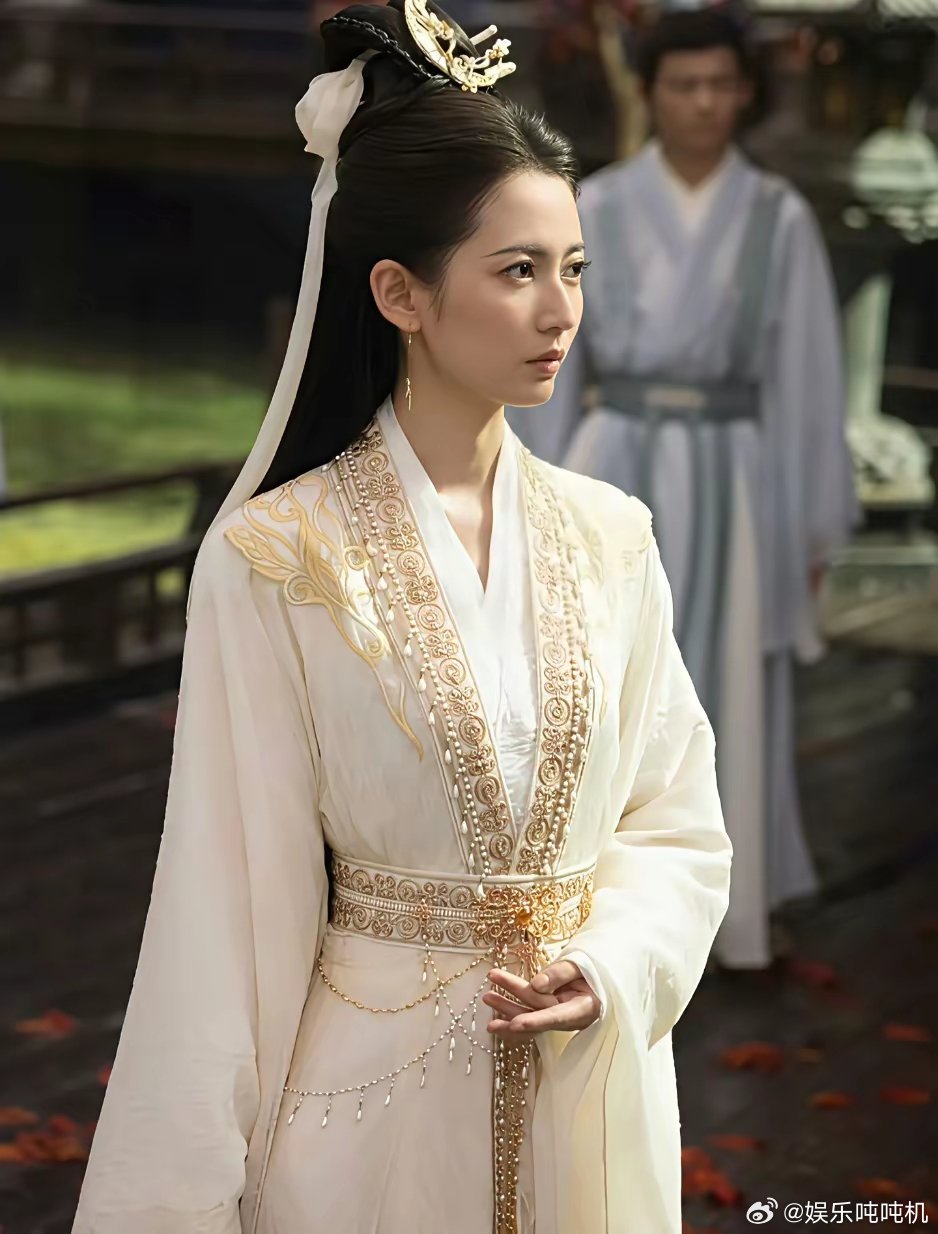 终于明白，为什么同样从《倚天屠龙记》走红，曾舜晞、祝绪丹越来越火，陈钰琪却从女一