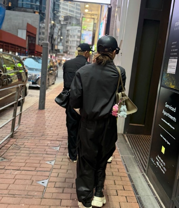 戚薇和李承铉带着一对子女现身香港街头，一家人穿衣打扮时尚。11岁女儿扎着低马尾，