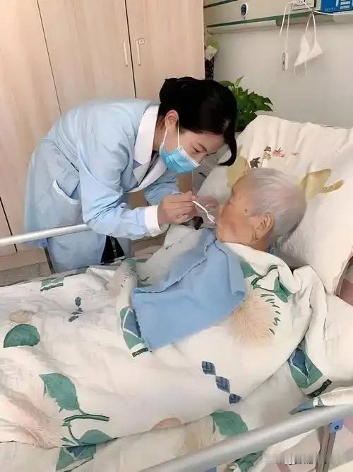 太真实了！一个医院的护工说：“人只要躺在床上，不能自己上厕所了，不管你多有钱，儿