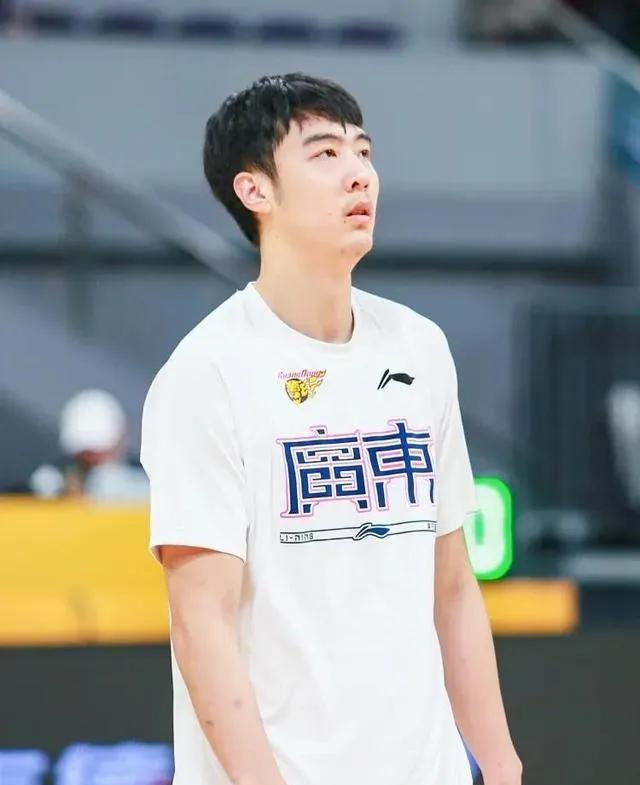 张明池与青岛国信男篮俱乐部签约？有关谣言满天飞，而广东宏远主动放弃练级了五年的内