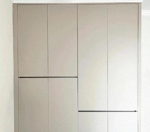 我家衣柜用了三年，铰链生锈，柜门关不严，每次关门都得“怼”一下。抽屉滑轨卡顿，拉