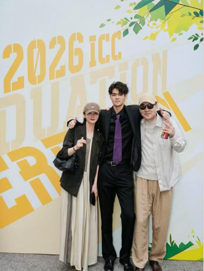 蒋勤勤晒大儿子毕业照陈建斌平时在荧幕上那么严肃一人，毕业典礼上站在儿子旁边笑得