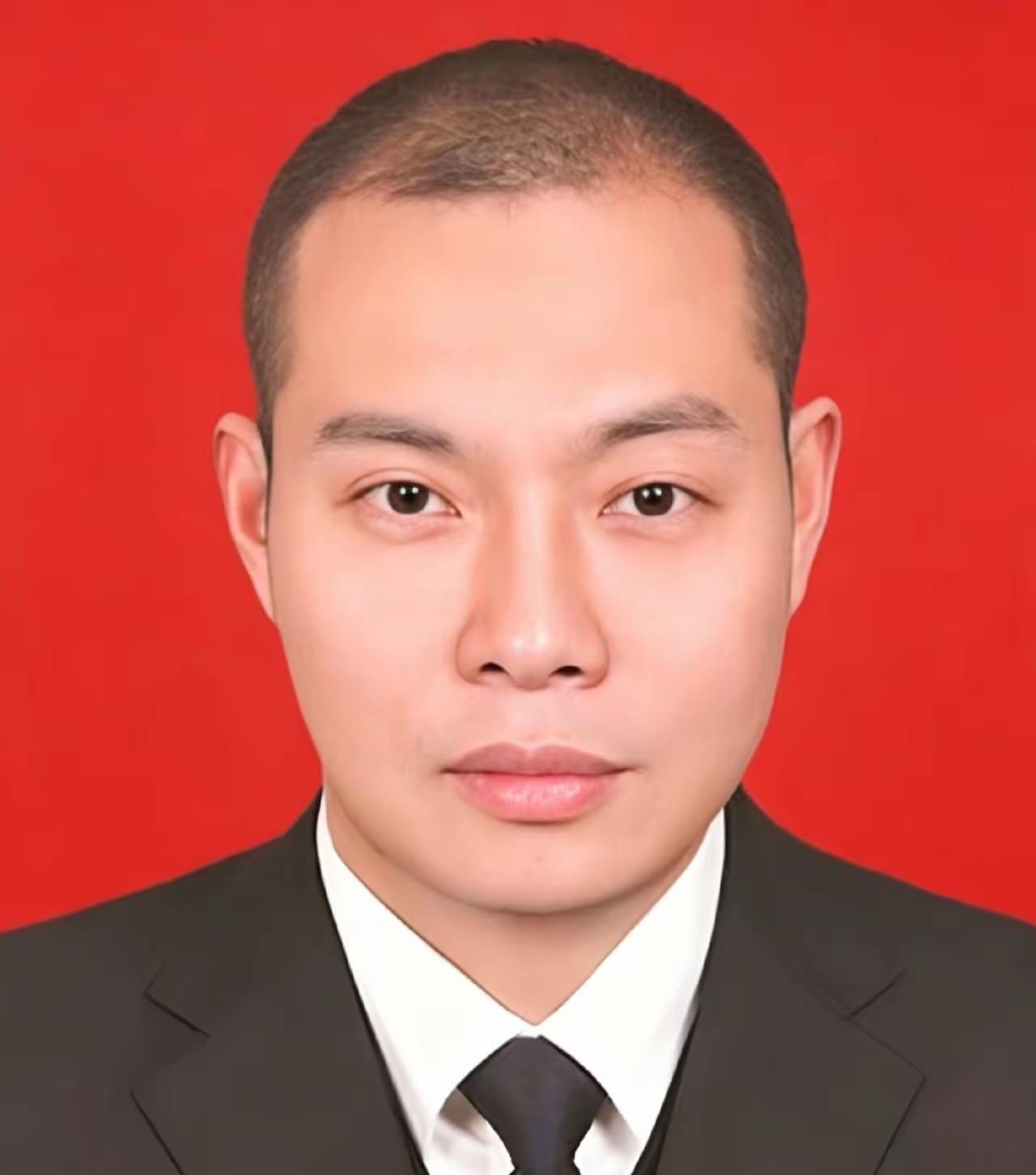刘传健，男，汉族，1972年11月出生于重庆九龙坡，中共党员，1991年入伍，原