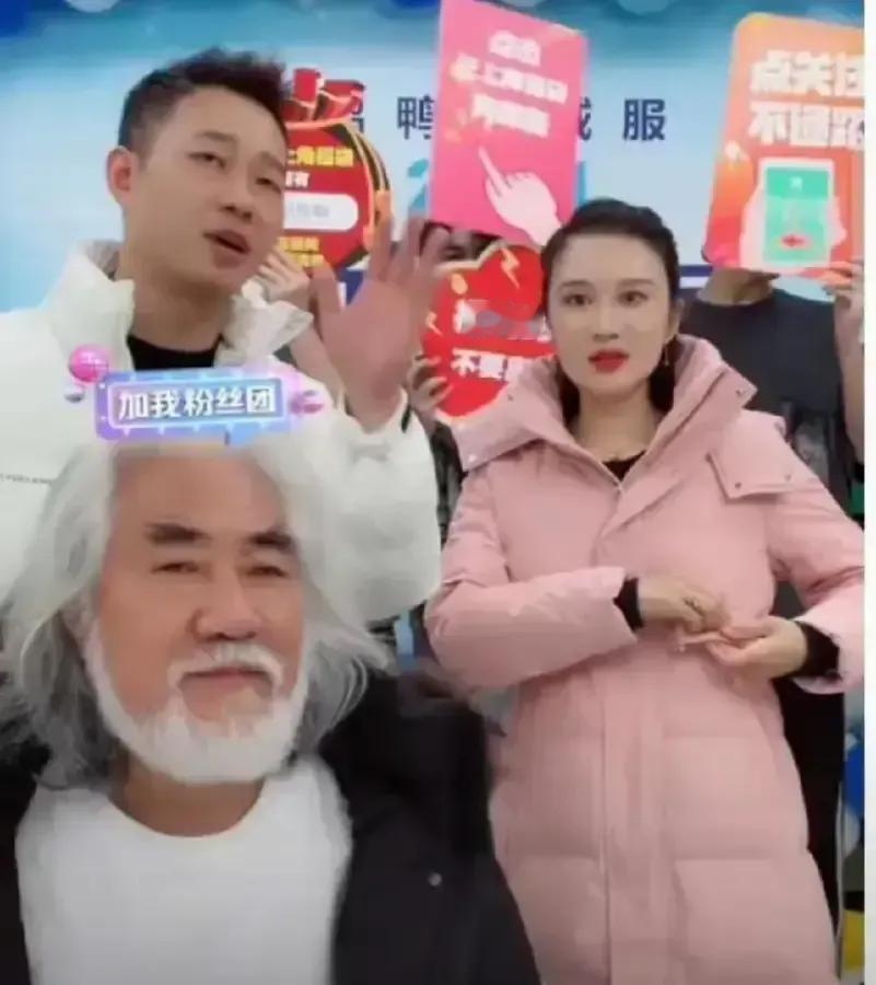 张纪中两口子直播间把一件鸭绒羽绒服喊到899，杜星霖穿着转圈说自家人都在穿，老张