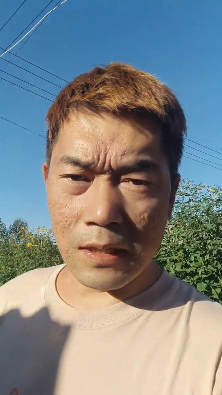 邻居家大哥的房子要卖，网上有网友问房子，给大家看看。这房子大概有八十多平，室内
