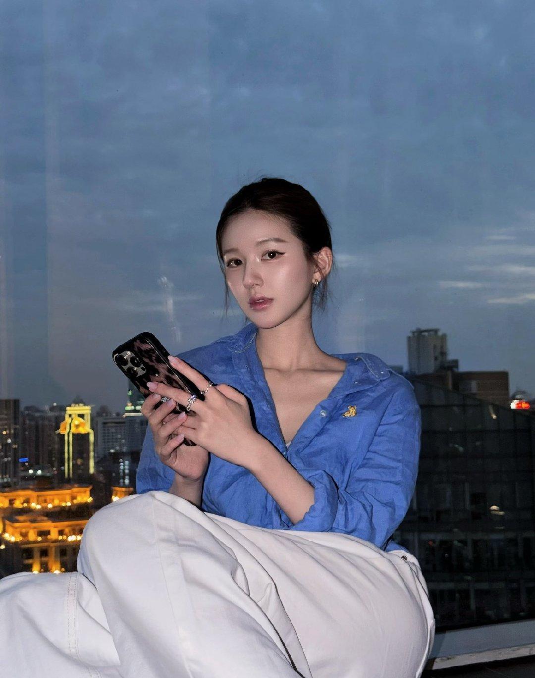 刚看到找露思的最新照片比之前瘦太多圆脸变尖，虽符合现在的网络审美，也会更上镜，但