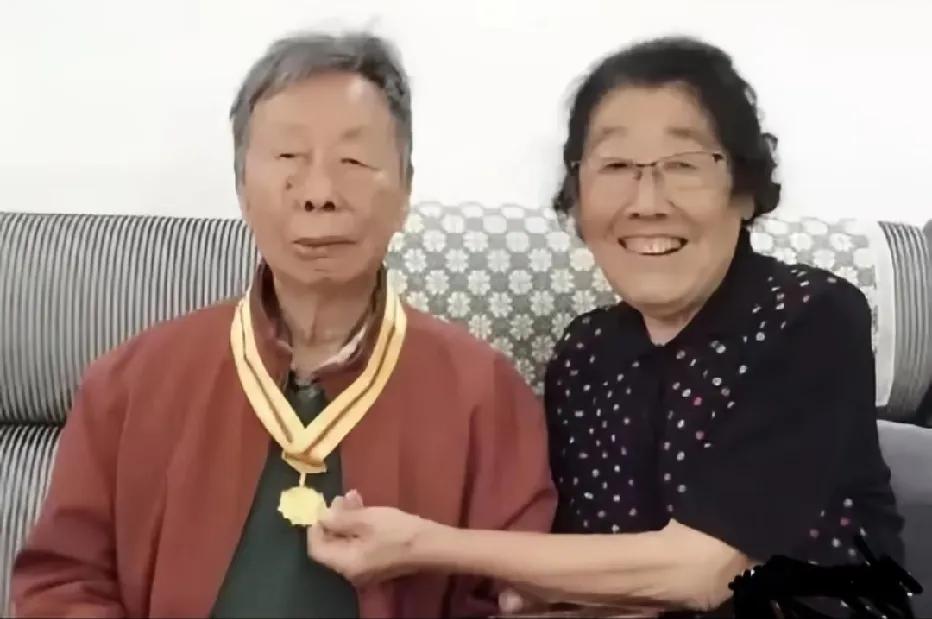 敬一丹父母生前在家中的一张留影，父亲曾参加革命，荣获纪念勋章。敬一丹是家喻户晓的
