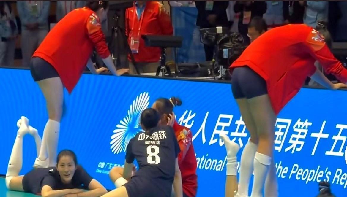 张常宁和刁琳宇在一场鏖战后的那一幕，成了球馆里最真实的风景。灯光刚暗淡下来