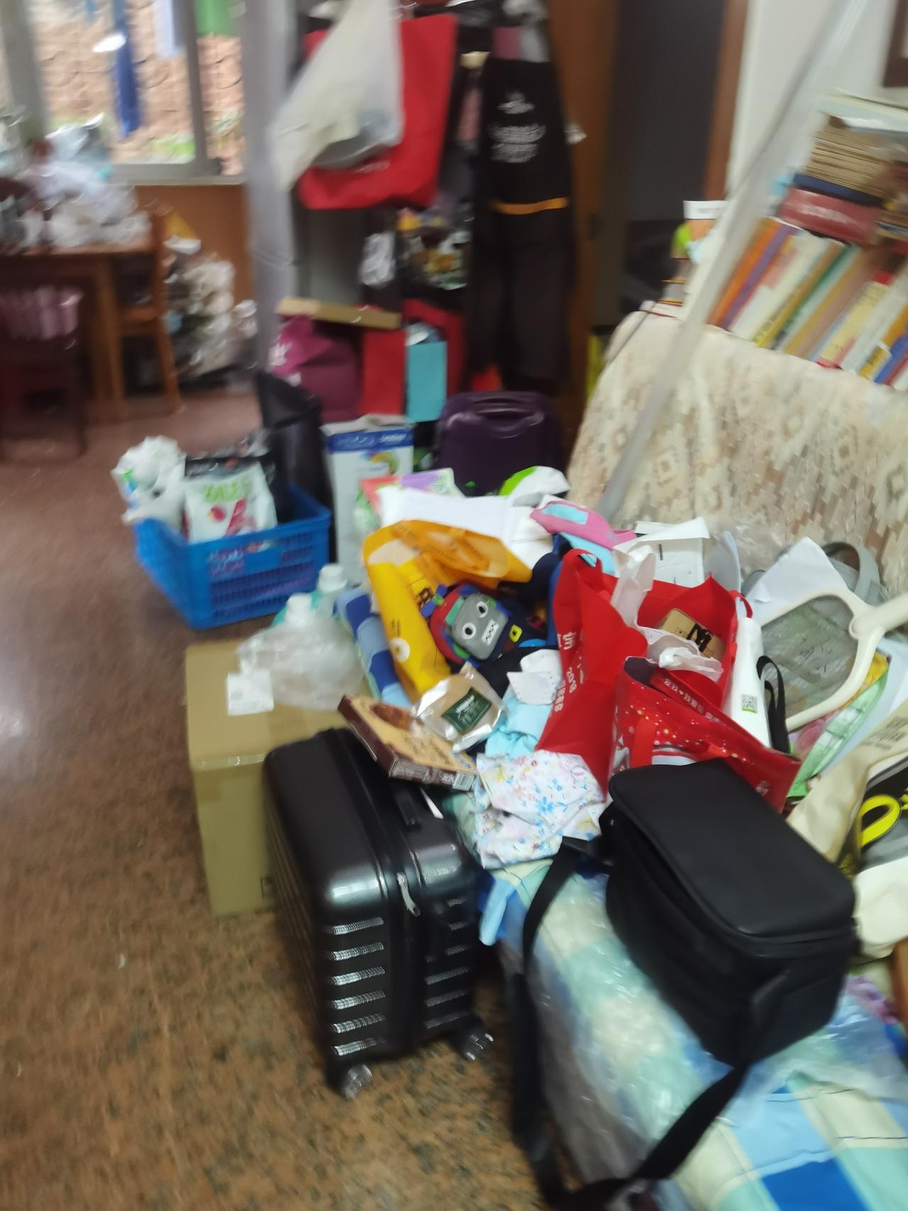 你知道吗？这些全是奶奶的“宝贝”！奶奶说，这些都是她攒了几十年的“传家宝”