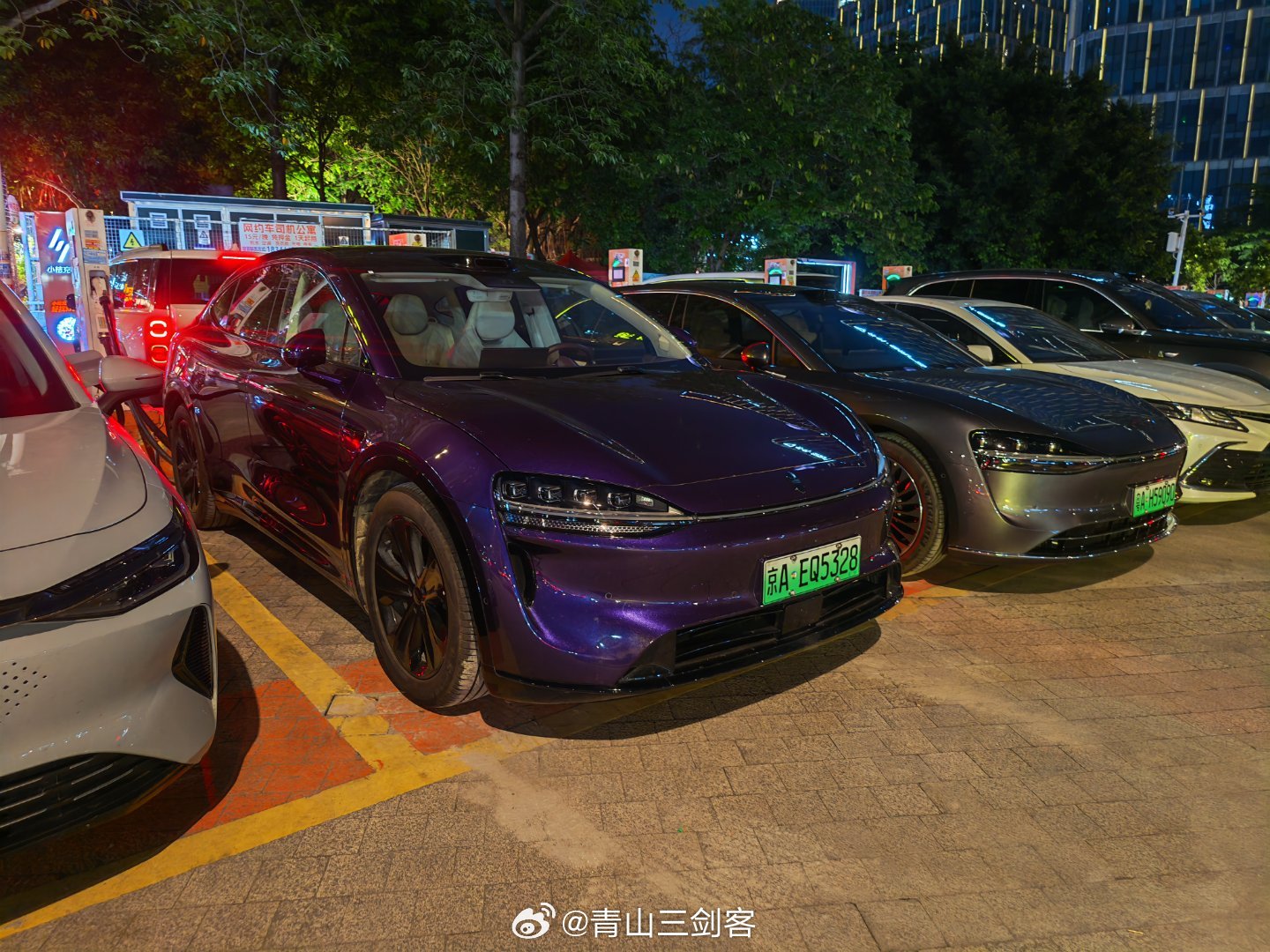 真的要哭了从来没充过这么贵的电3块一度电，服务费2.21元/度这电费比香港还要贵