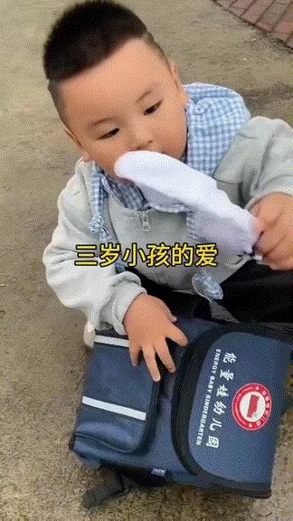 太感动了！夫妻俩去接三岁的儿子幼儿园放学，儿子看见爸妈后立马就将书包放在了地