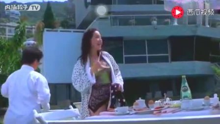 片中周星驰与叶子媚友爱互动 打开 周星驰与当年香港的艳星叶子楣拍得