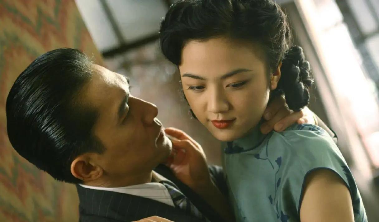 2014年，汤唯嫁给韩国导演金泰勇，他大手笔花了13.5亿买了一块480平的地皮