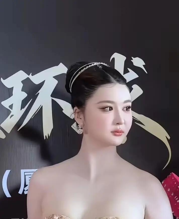 183的身高，十二年的台步功底，最后全网记住的画面居然是两只手死死捂在胸口不敢放