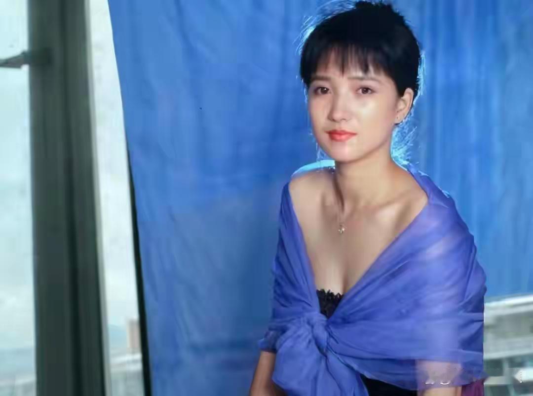 蓝色背景衬得年轻时的何晴很水灵，刘威有福气，遇见最美年华时的她。