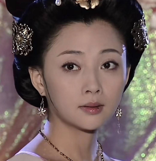 一天夜里，杨玉环被李隆基灌醉了，迷迷糊糊间就看见，李隆基如同饿狼一般，将她拦腰抱