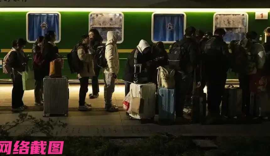 浙江杭州有在以晚上九点多，还有不少旅客拎着行李，朝着眼前一辆绿皮车前排队上车。