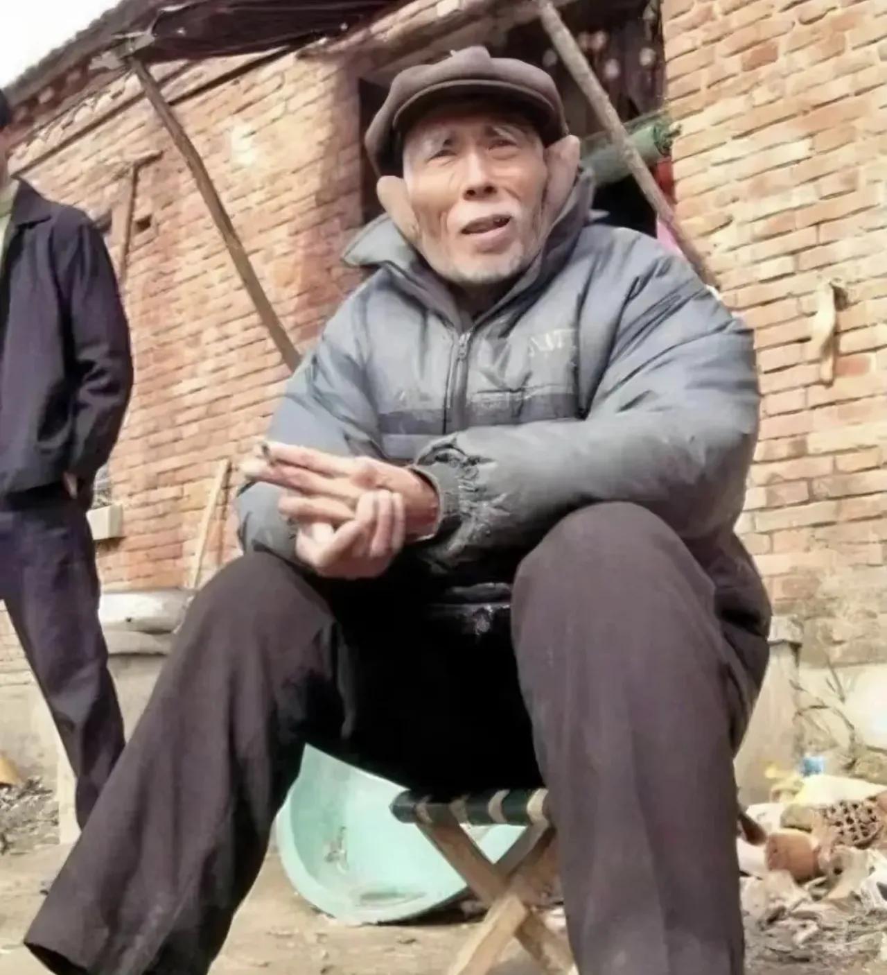 没想到这张2005年的照片里，慈眉善目白胡子的87岁老头杨钦典，曾是白公馆里沾满