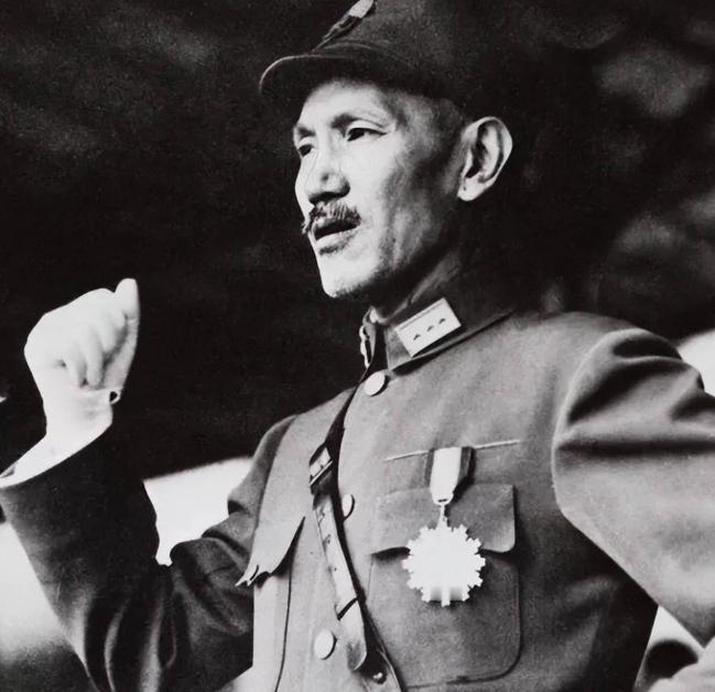 熟悉蒋介石的人都知道，老蒋有一个规矩，就是电话专线的接线员必须要男的，不能用女的