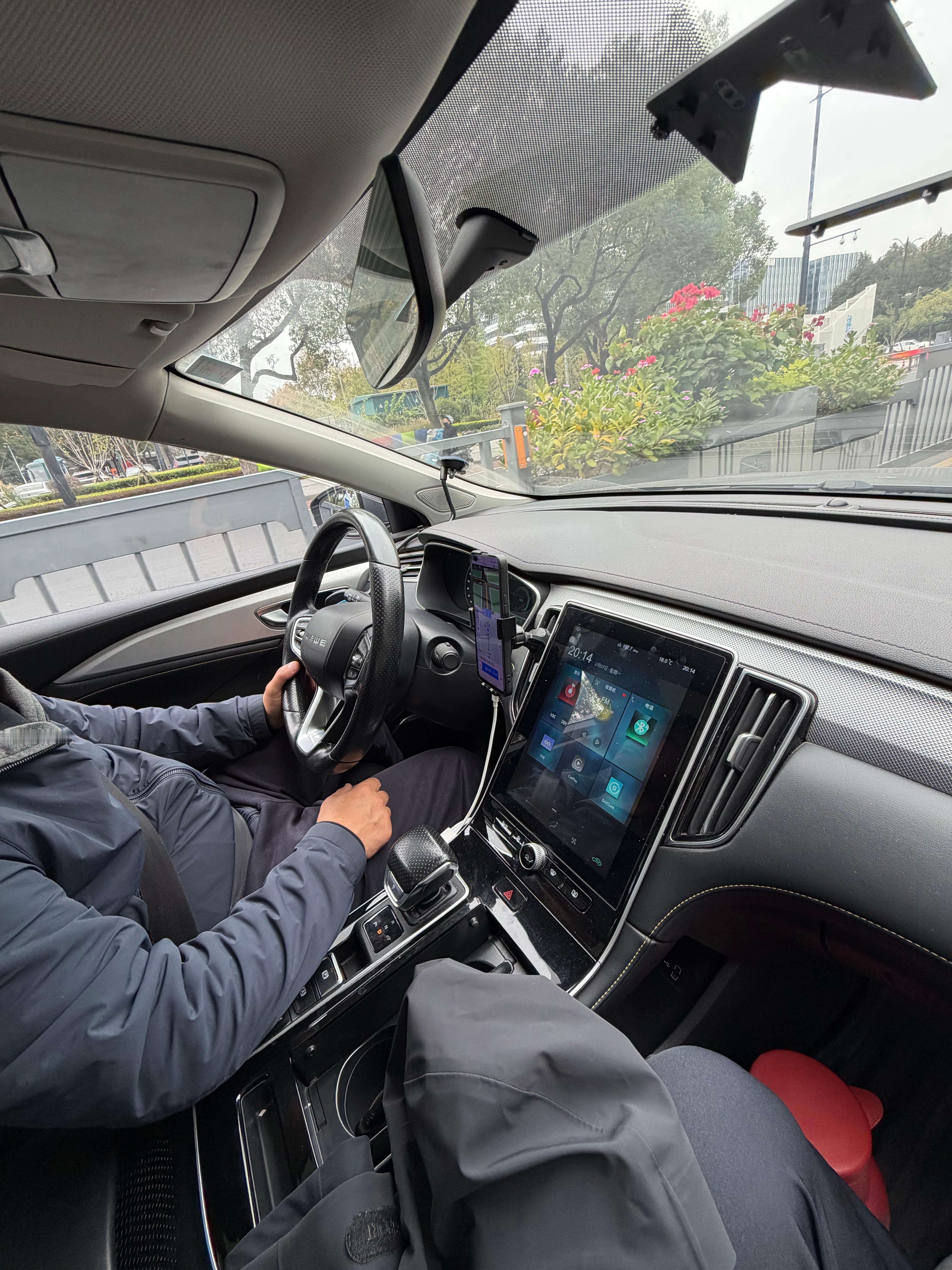 打了个车去古镇走走，师傅拐弯、变道、加速都会犹豫一下，包括跟前车也保持相当远的距