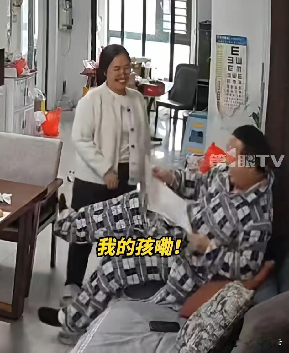 这种家庭氛围真好！安徽亳州，孩子考了61分，妈妈拿着试卷推门就对着丈夫喊，“梁医