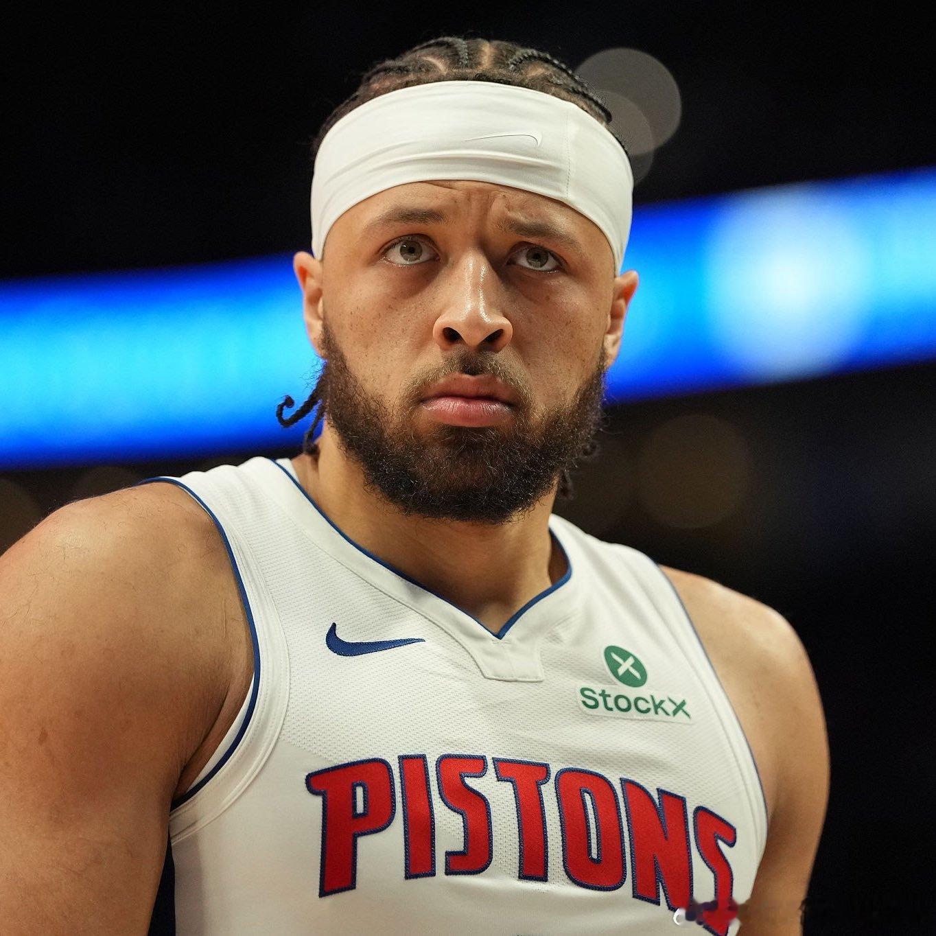 NBA凯德·坎宁安在一家Sonic快餐店的得来速窗口，看到自己签下2.24亿